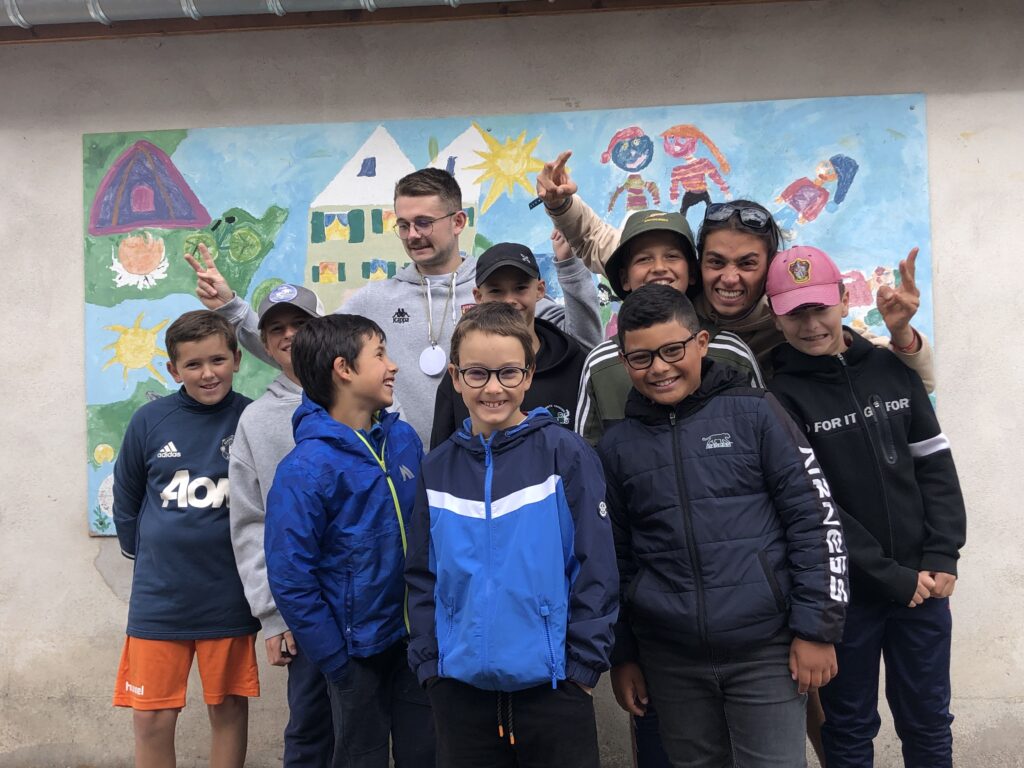 Les enfants et animateurs ont eu le droit à la traditionnelle photo devant la fresque de la colo. 